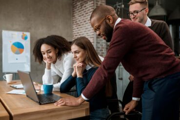5 Estratégias Comprovadas para Vender Serviços Digitais com Sucesso 5 Estratégias Comprovadas para Vender Serviços Digitais com Sucesso